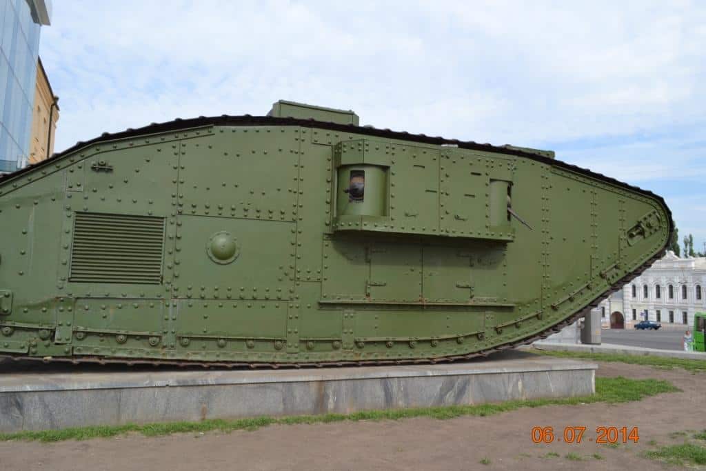 Танк Mk V. Вид на правый борт сзади 